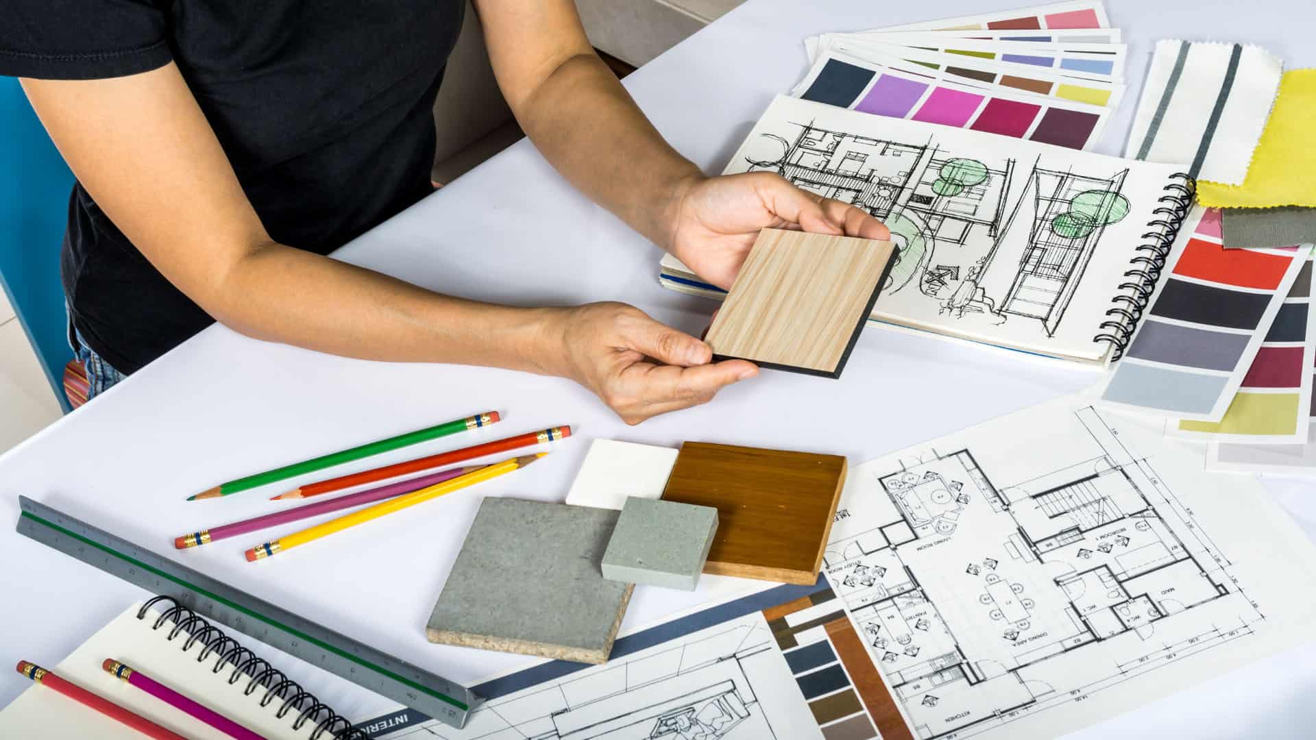 Kreativt arbejdsbord med styling og materialer